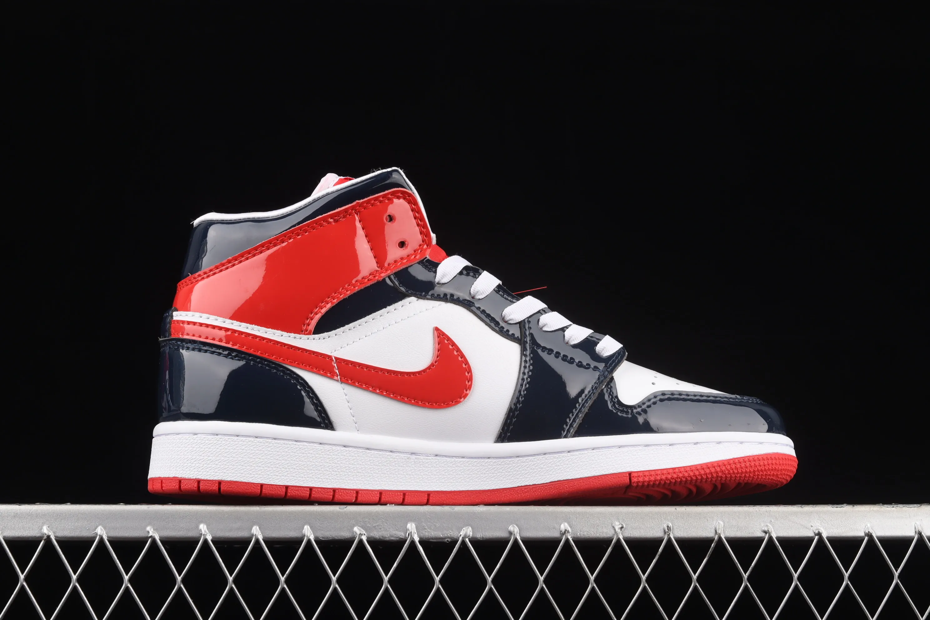 All categories Air Jordan Jordan series basketball shoes Air Jordan 1 Mid Air Jordan 1 Mid AJ1 Joe 1 patent leather color matching mid-top cultural basketball shoes DJ5984-400
